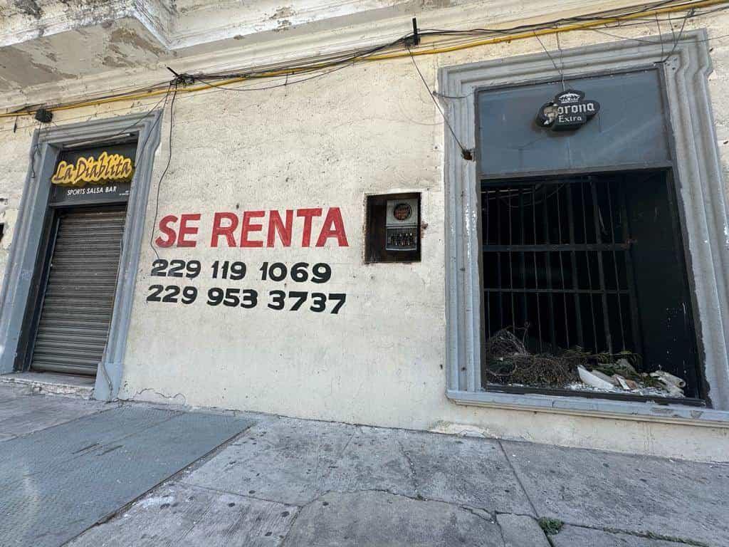 Advierten foco de infección por local comercial abandonado en el centro de Veracruz