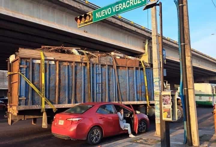 Choca auto contra camión chatarrero en el puente Amapolas, en Veracruz