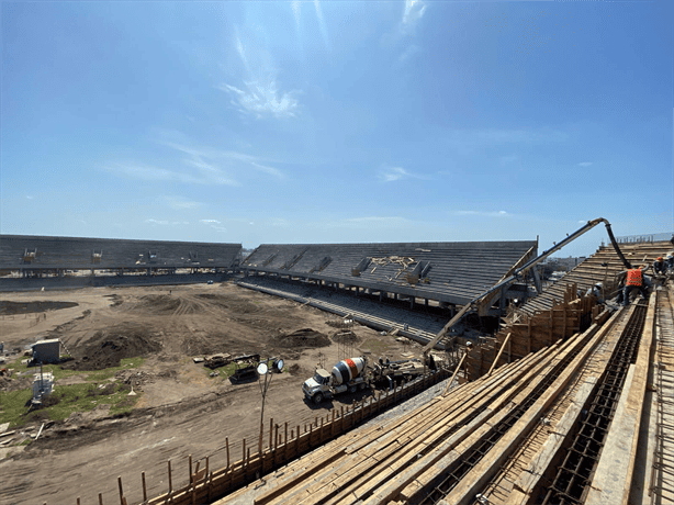 Así avanza de noche la remodelación del Estadio Luis Pirata Fuente