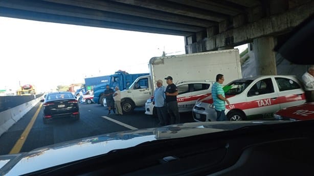 Protestan transportistas de AMOTAC en autopista Veracruz - Cardel