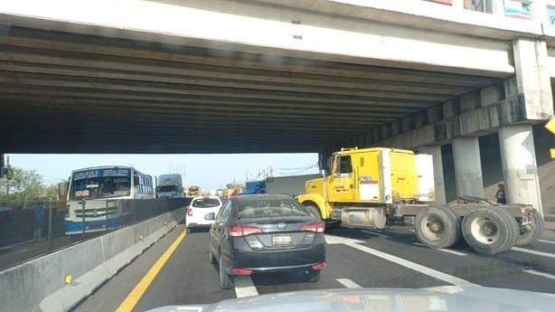 Protestan transportistas de AMOTAC en autopista Veracruz - Cardel