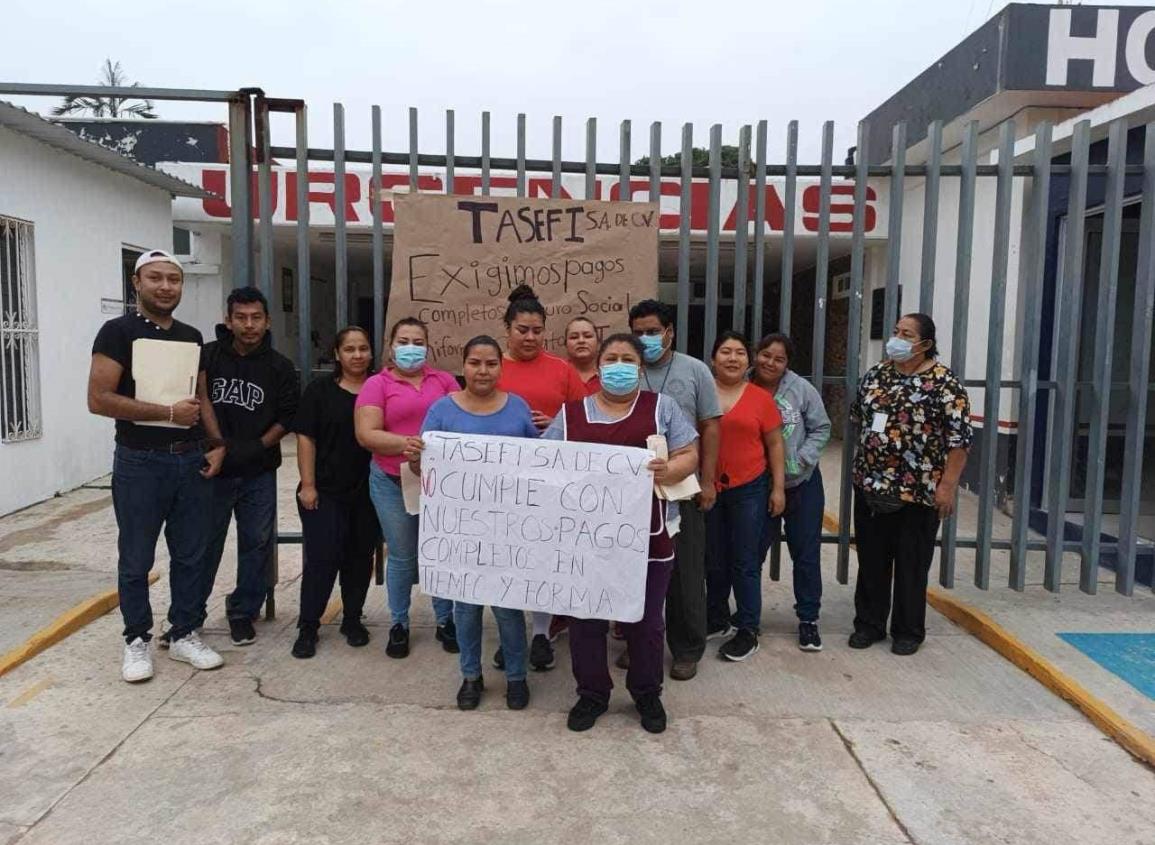 Empleados de limpieza paran labores en hospital Suchilapan en Jesús Carranza 