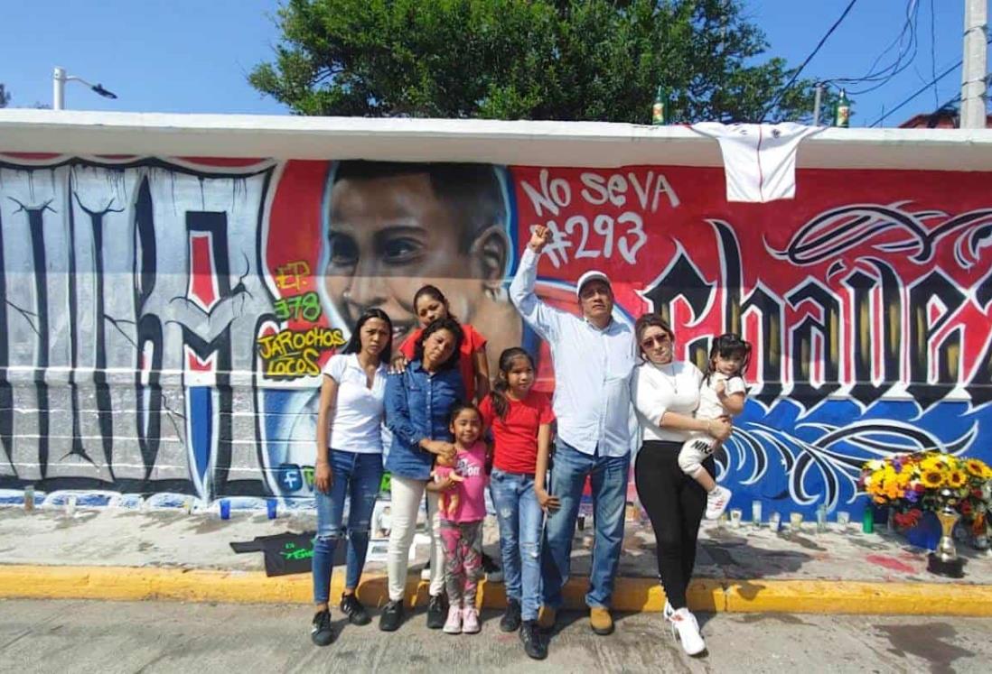 Visitan papás el mural de Diego Chávez