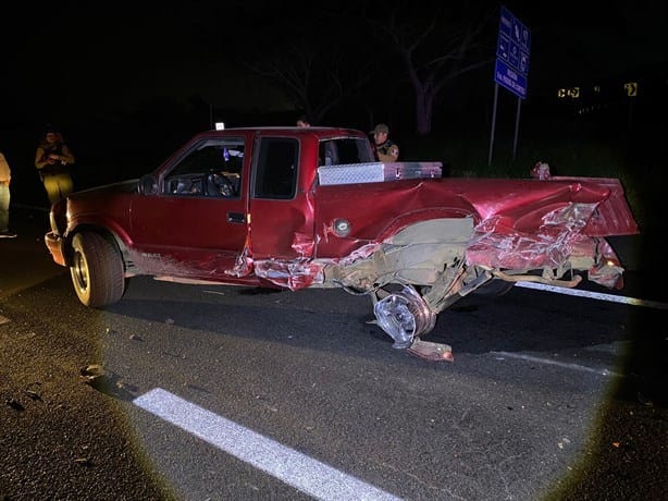 Automovilista choca con camioneta estacionada en el libramiento a Cardel