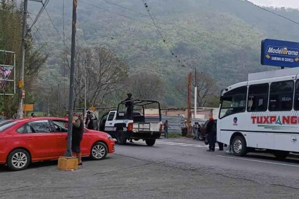 Con bloqueo, pobladores de Ixtaczoquitlán exigen corregir pavimentación de carretera