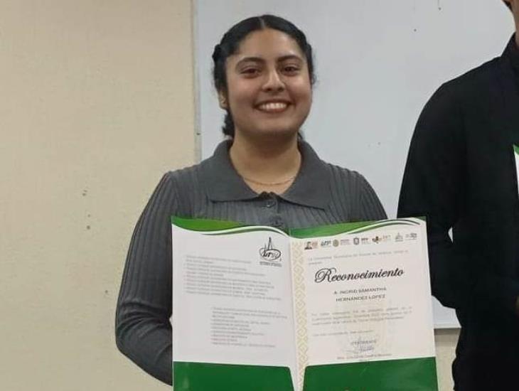 Reconocen a destacada estudiante de la UTSV