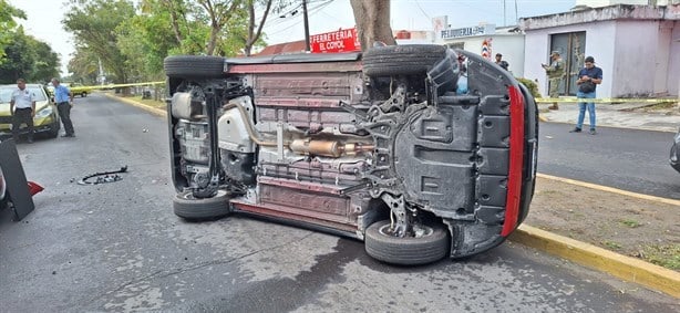 Vuelca su camioneta tras chocar en calles de El Coyol, en Veracruz