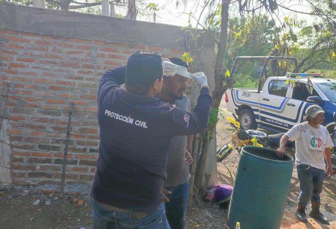 Derrapan moto en Paso de Ovejas y terminan en el hospital