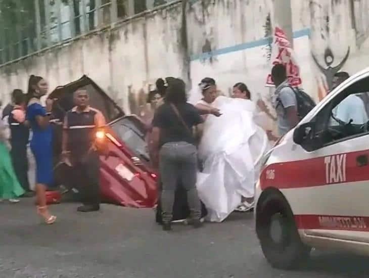 Novia rumbo al altar se accidenta en automóvil en Cosoleacaque