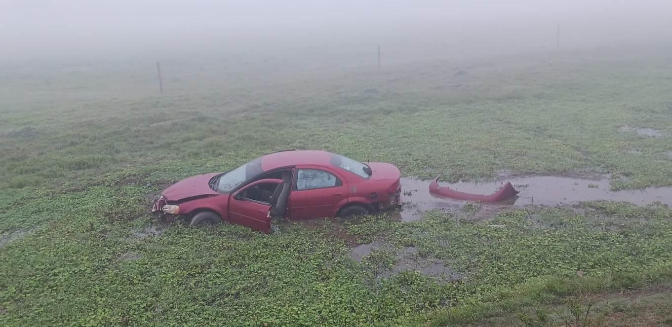 Se va al pantano con todo y auto en zona rural de Minatitlán