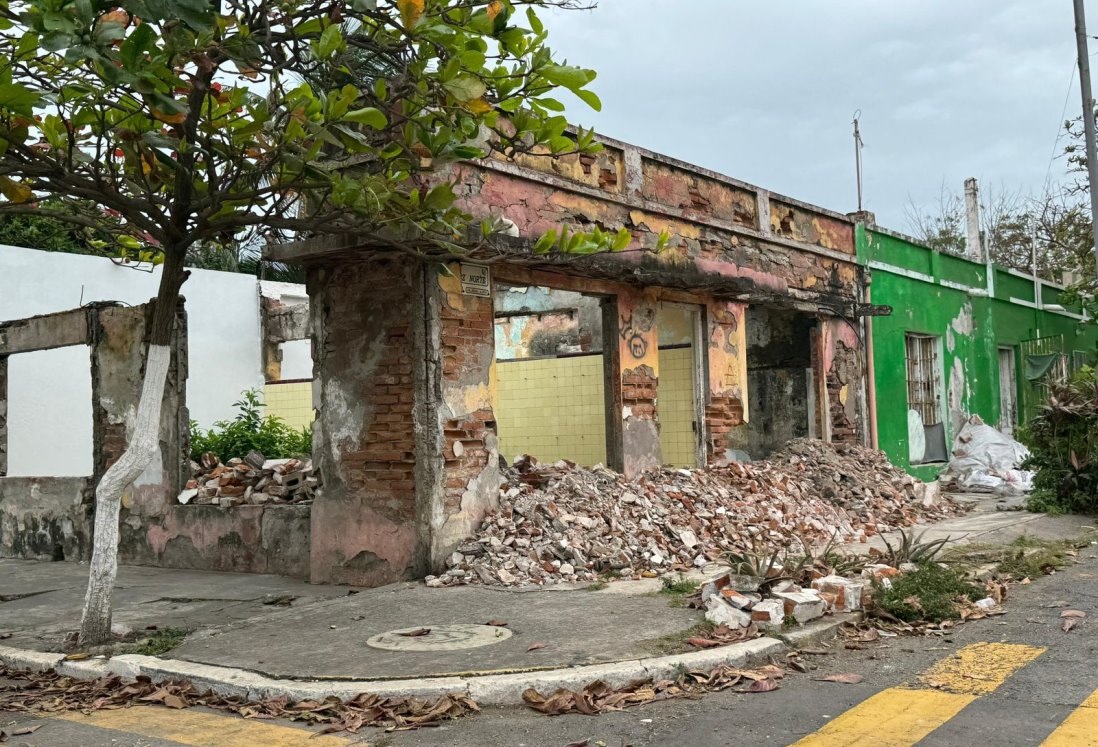 Vecinos de la colonia Formando Hogar denuncian escombros de casa en ruinas