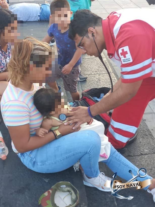 Rescatan a bebé que cayó al mar en el malecón de Veracruz con todo y carriola |VIDEO