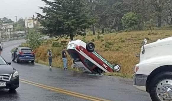 Vuelca taxi tras perder el control por la lluvia en La Joya, Veracruz