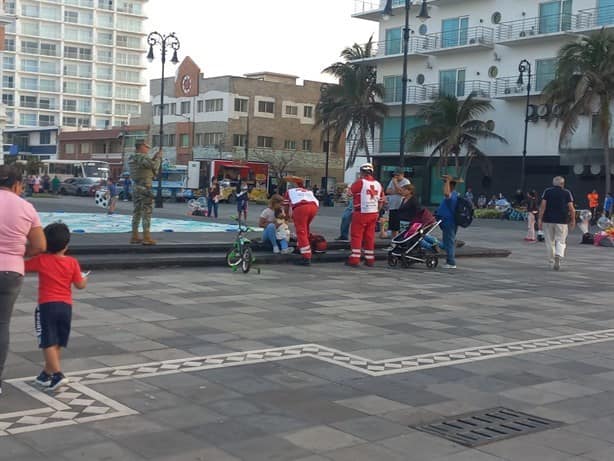 Rescatan a bebé que cayó al mar en el malecón de Veracruz con todo y carriola |VIDEO