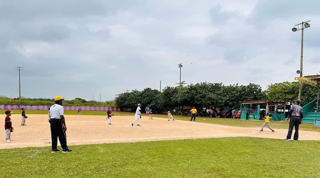 Pequeñines se midieron en triangular de softball 