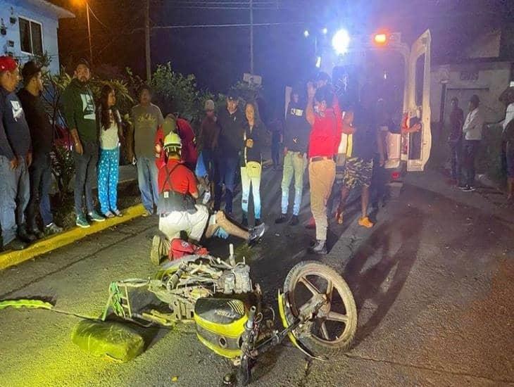 Joven derrapa en motocicleta en Tierra Blanca