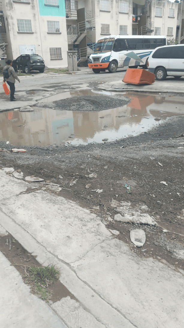 Vecinos del fraccionamiento Bosques de Río Medio denuncian cráter en calle Río Iguazú