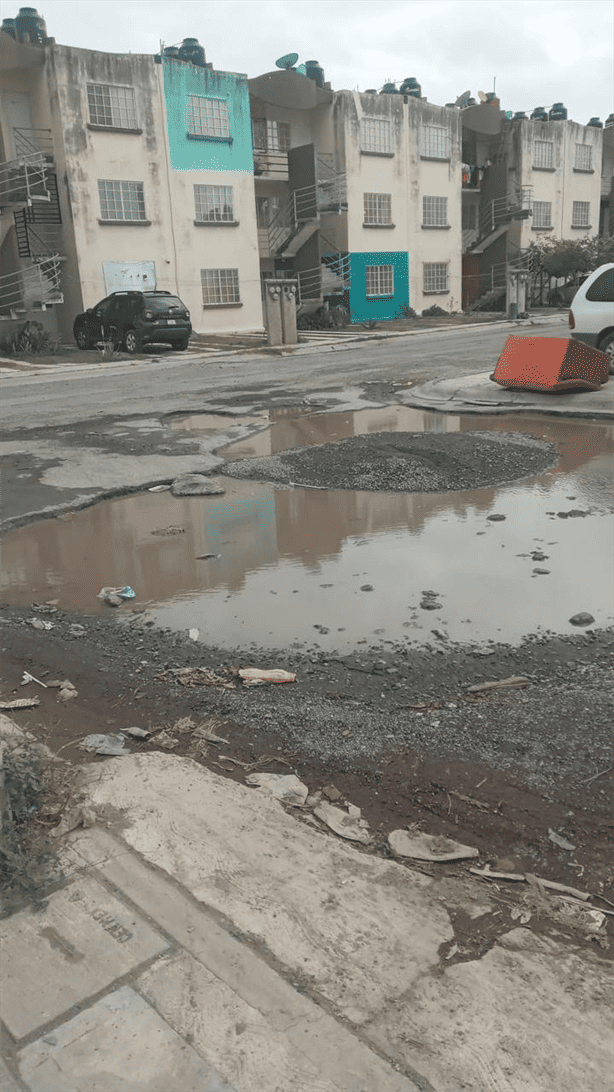 Vecinos del fraccionamiento Bosques de Río Medio denuncian cráter en calle Río Iguazú