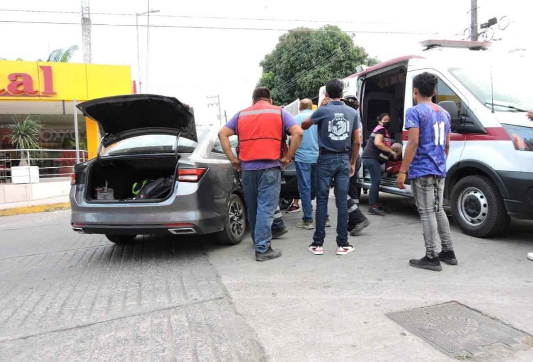 En Tierra Blanca mujer termina lesionada tras impacto entre dos automóviles