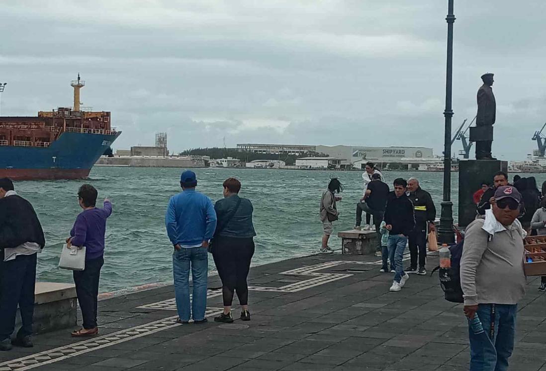 Turistas con frío y norte recorren el Zócalo y malecón de Veracruz