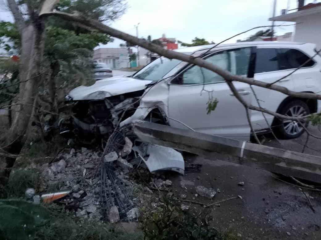 Camioneta se impacta y derriba poste de alumbrado en Puerto Esmeralda