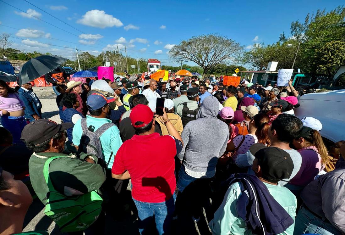 Carretera federal Santa Fe – Paso del Toro cumple 10 horas bloqueada por manifestación