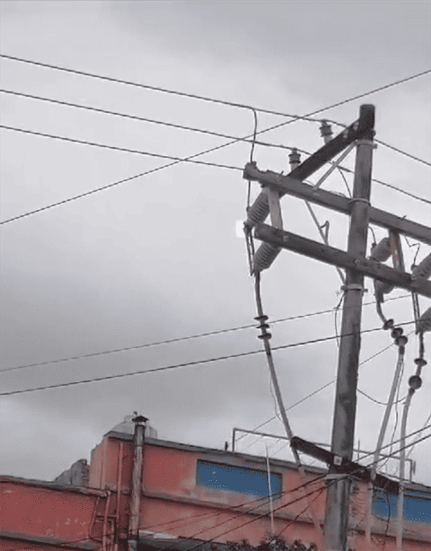 Denuncian poste de luz echando chispas en colonia Centro de Veracruz