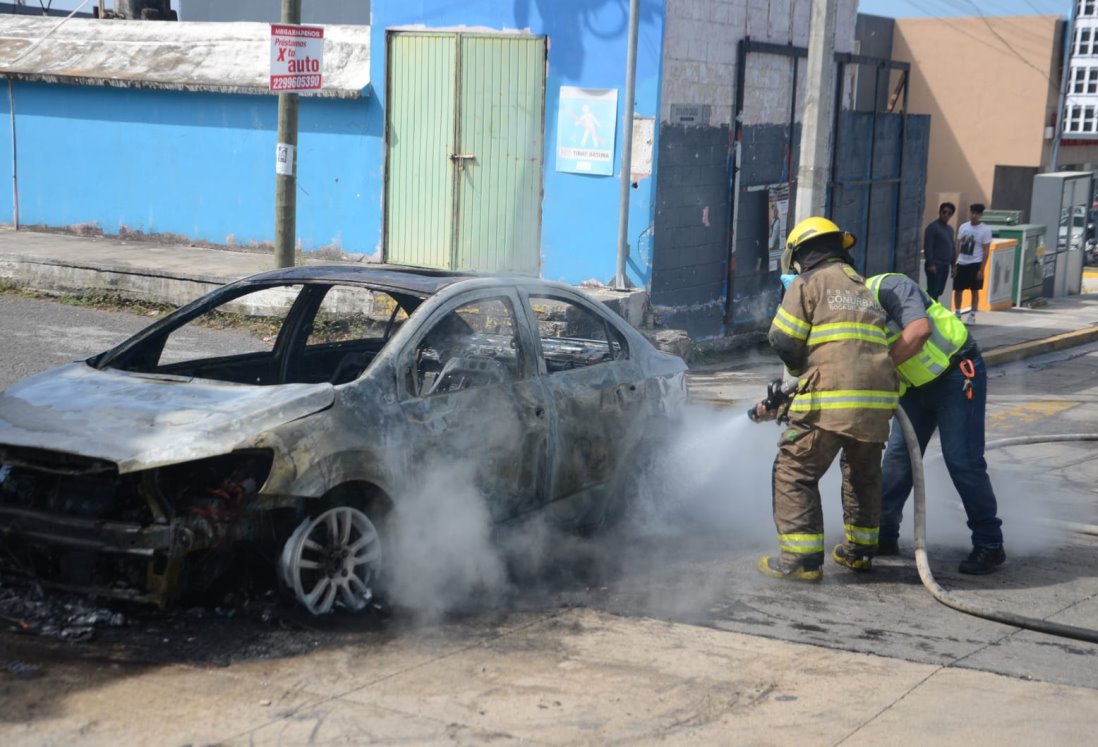 Se incendia automóvil en calles de la colonia Adalberto Tejeda, Boca del Río