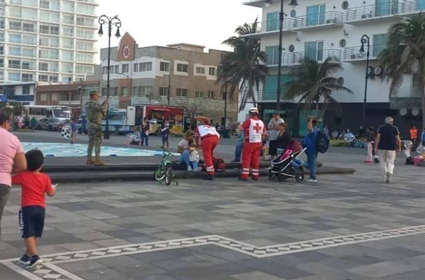 Policías Navales son reconocidos por salvar a bebé que cayó al mar en malecón de Veracruz