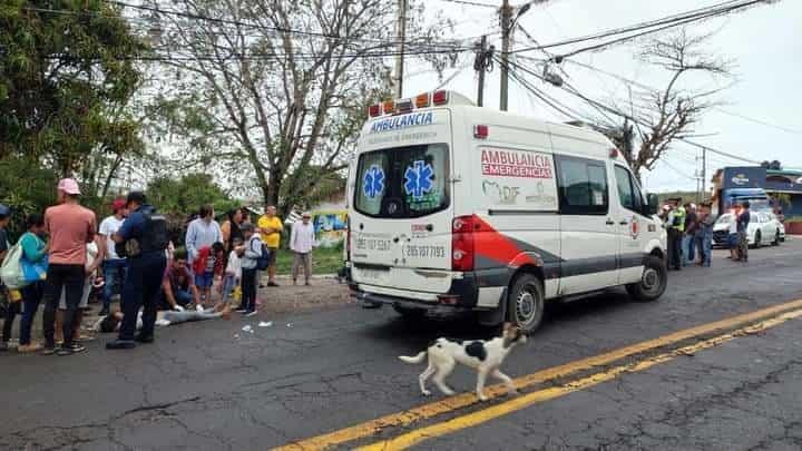 Camioneta atropella a tres personas en una motocicleta en Paso de Ovejas