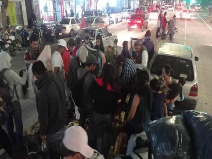 Familia entrega ropa y comida a personas necesitadas en el Hospital General de Veracruz