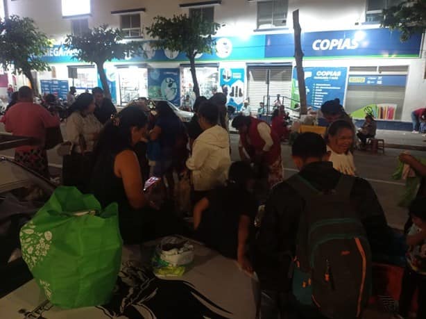 Familia entrega ropa y comida a personas necesitadas en el Hospital General de Veracruz