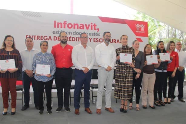 Infonavit entrega escrituras y créditos de mejora a familias de Medellín