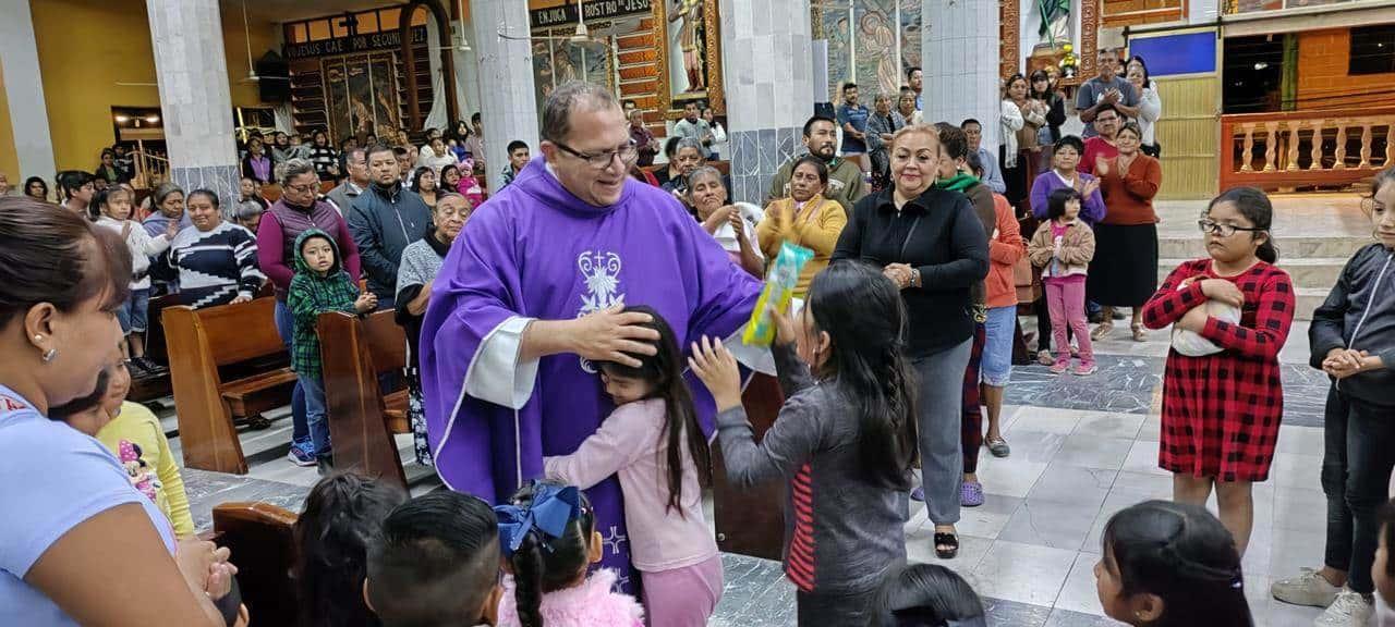 Realizan emotiva despedida dan al párroco de Sayula de Alemán