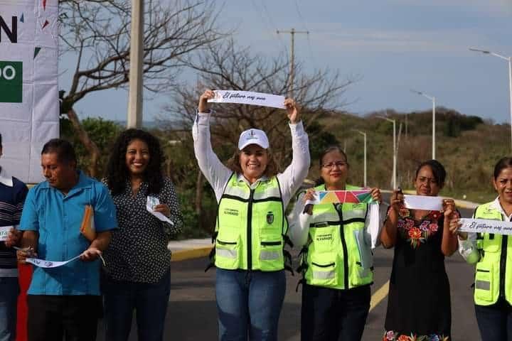 Inauguran pavimentación de Antón Lizardo a la colonia Antorchista, en Alvarado