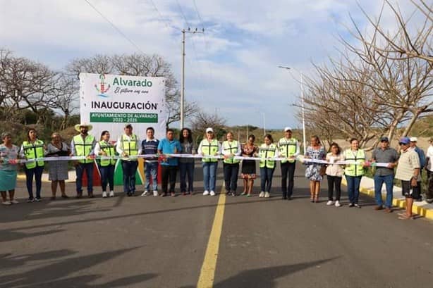 Inauguran pavimentación de Antón Lizardo a la colonia Antorchista, en Alvarado