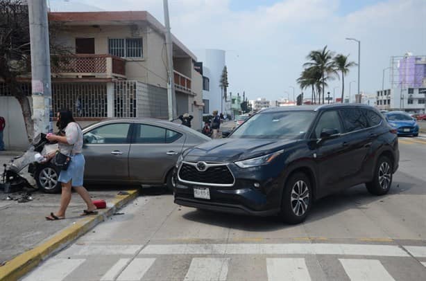 Mujer destroza su auto frente a la facultad de Ingeniería de la UV