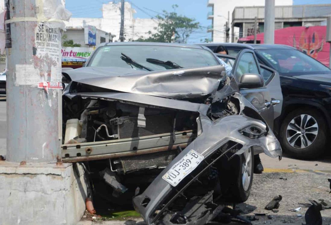 Mujer destroza su auto frente a la facultad de Ingeniería de la UV