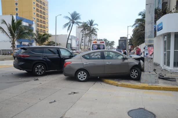 Mujer destroza su auto frente a la facultad de Ingeniería de la UV