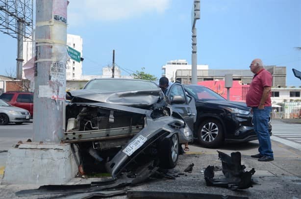 Mujer destroza su auto frente a la facultad de Ingeniería de la UV