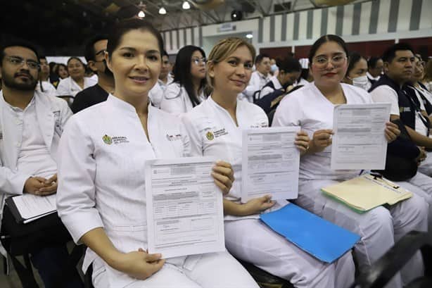 Zoé Robledo entrega basificación a personal del IMSS Veracruz