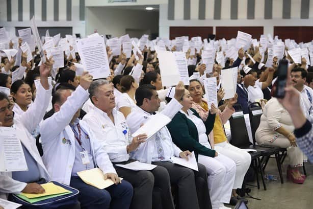 Zoé Robledo entrega basificación a personal del IMSS Veracruz