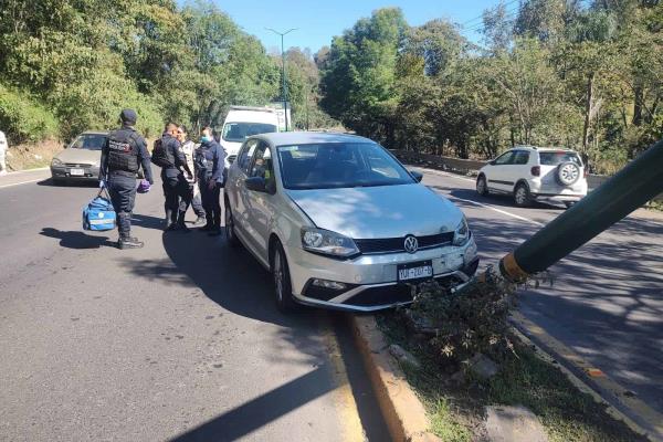 Auto choca contra un poste de alumbrado público en el bulevar Xalapa- Coatepec