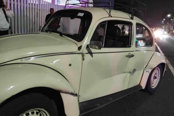 Vochito termina encima de una banqueta frente al IMSS Orizaba