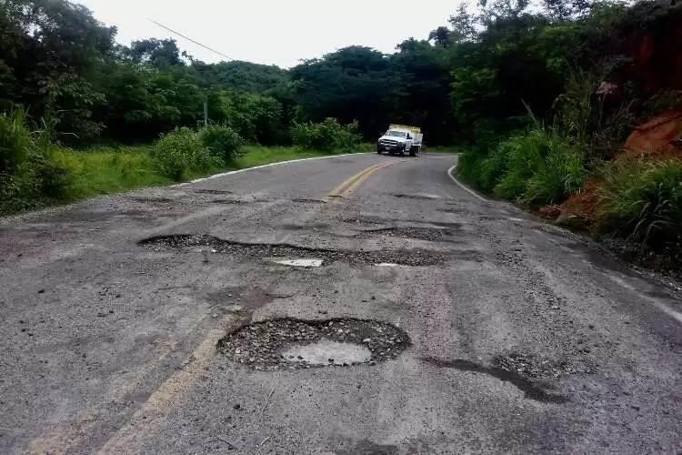 Carreteras federales con mal pavimento financiero