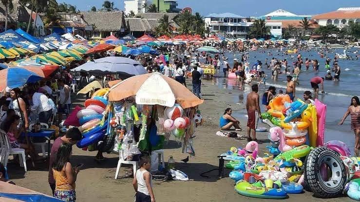 Exhortan a vacacionistas a protegerse de contagios de Covid e Influenza