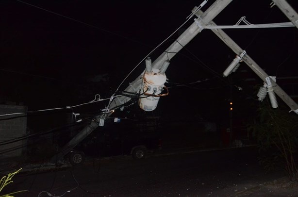 Derriba poste y deja sin luz a toda la colonia Pocitos y Rivera, en Veracruz | VIDEO