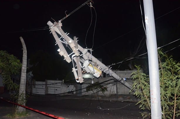 Derriba poste y deja sin luz a toda la colonia Pocitos y Rivera, en Veracruz | VIDEO