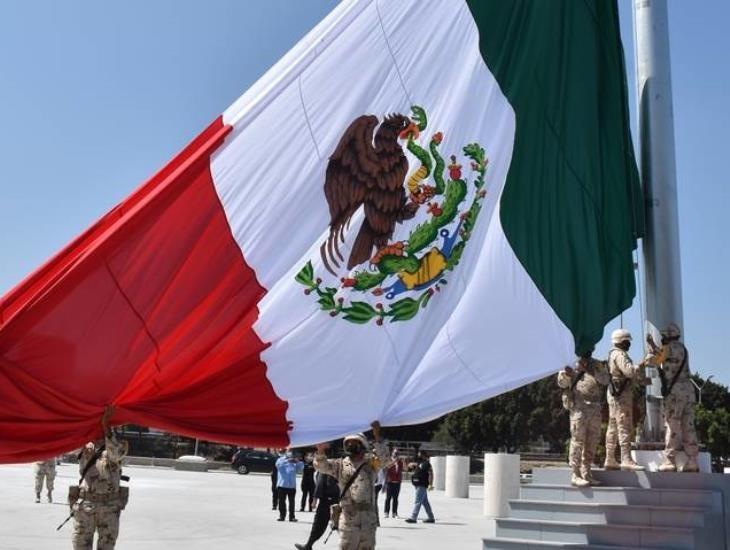 Día de la Bandera: ¿habrá puente o se trabaja este 24 de febrero?