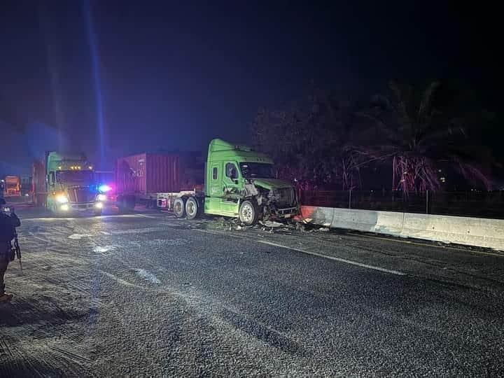 Tráiler termina proyectado contra muro de contención en Puente Nacional, Veracruz